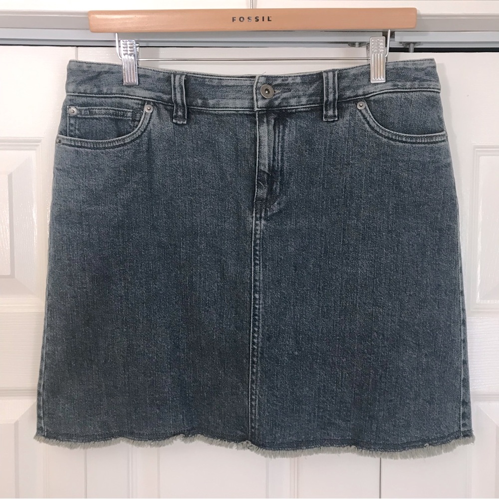 EUC Context Denim Mini Skirt/ Size 8/ Fastens with zipper and button in front